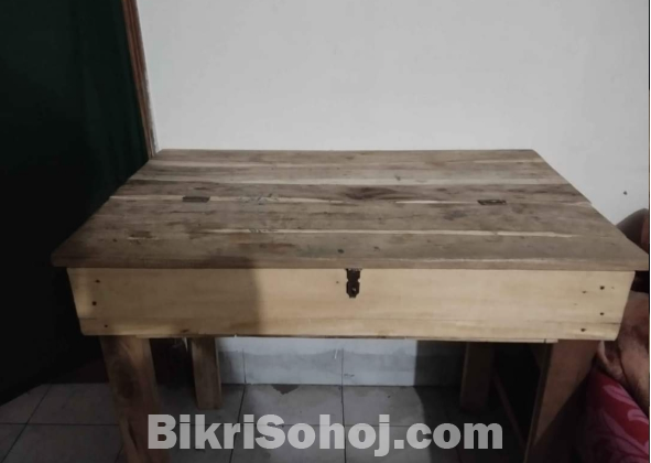 কাঠের পড়ার টেবিল